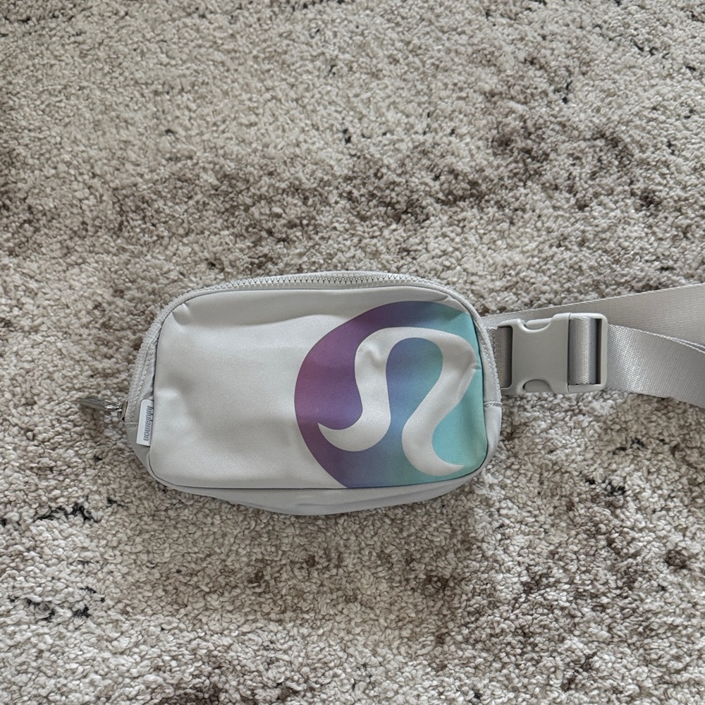 Lululemon everywhere belt bag